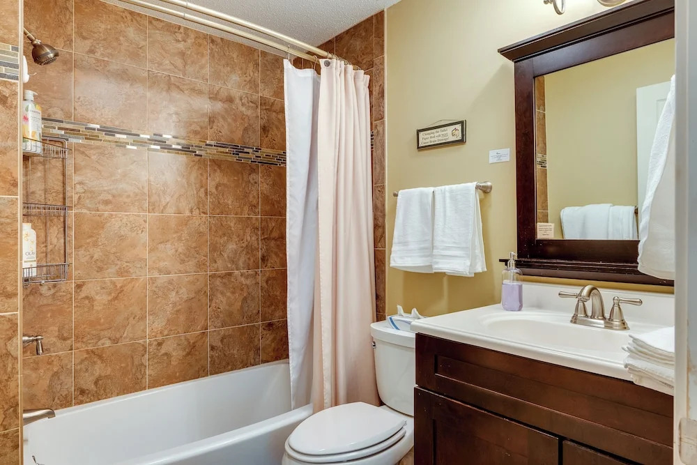 Bartlett Townhome w/ Balcony: 1 Mi to Ski Resort!