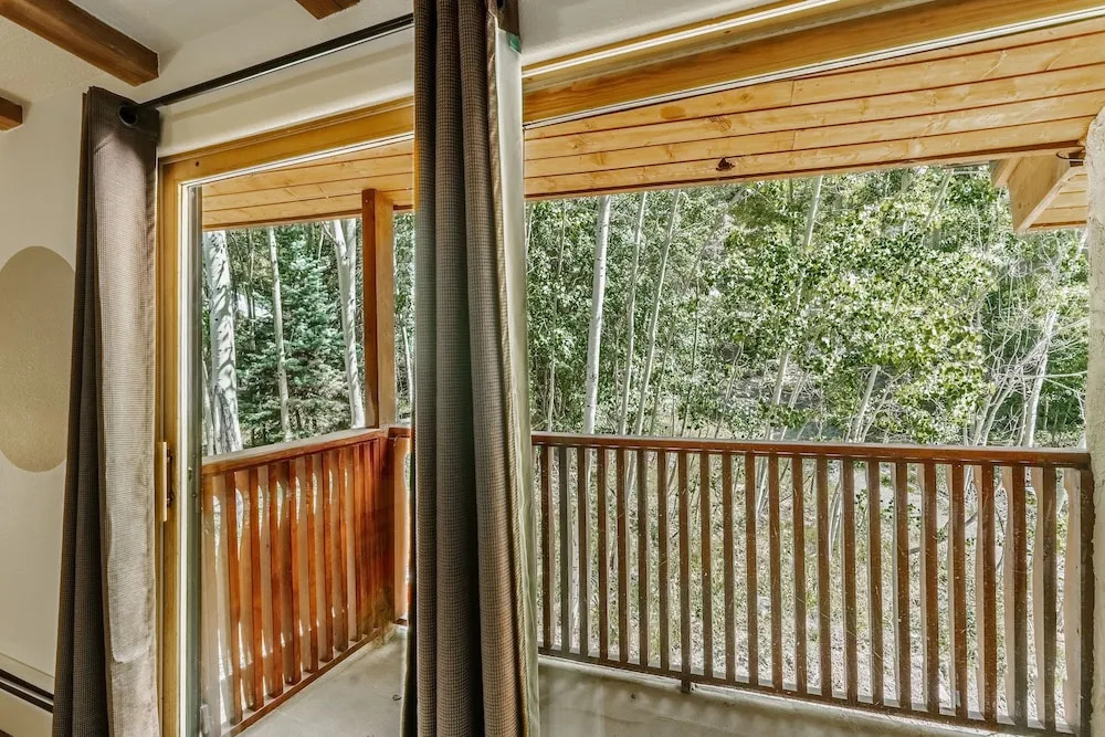 Stylish Powderhorn 1BR- Stroll to Ski Lift condo