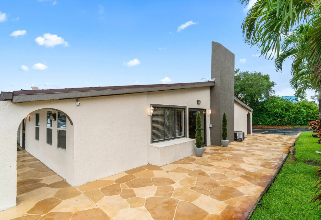 Super 8 by Wyndham Lantana West Palm Beach