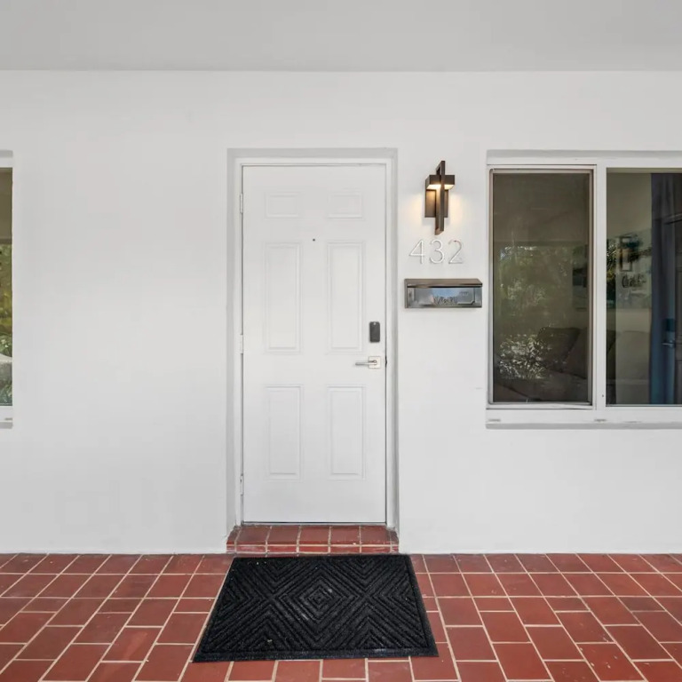 Uhost AI 1B Retreat Fully Equipped w Patio