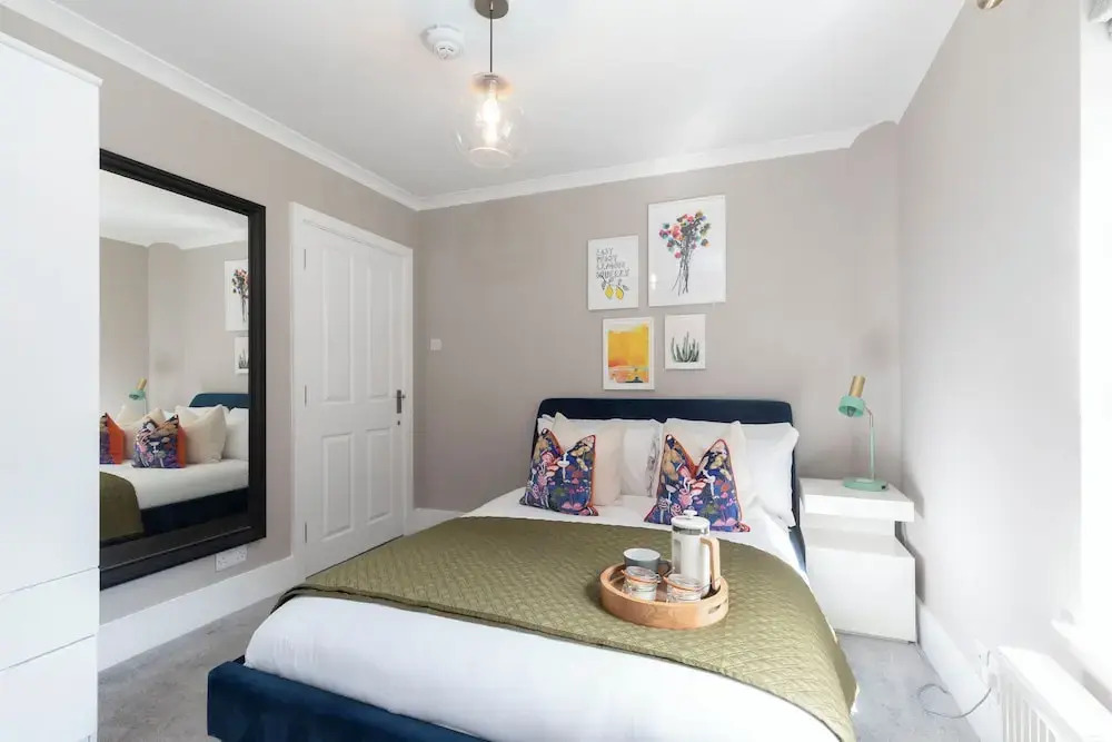 Elliot Oliver - Comfortable Five Bedroom Town Centre House With Garden & Garage