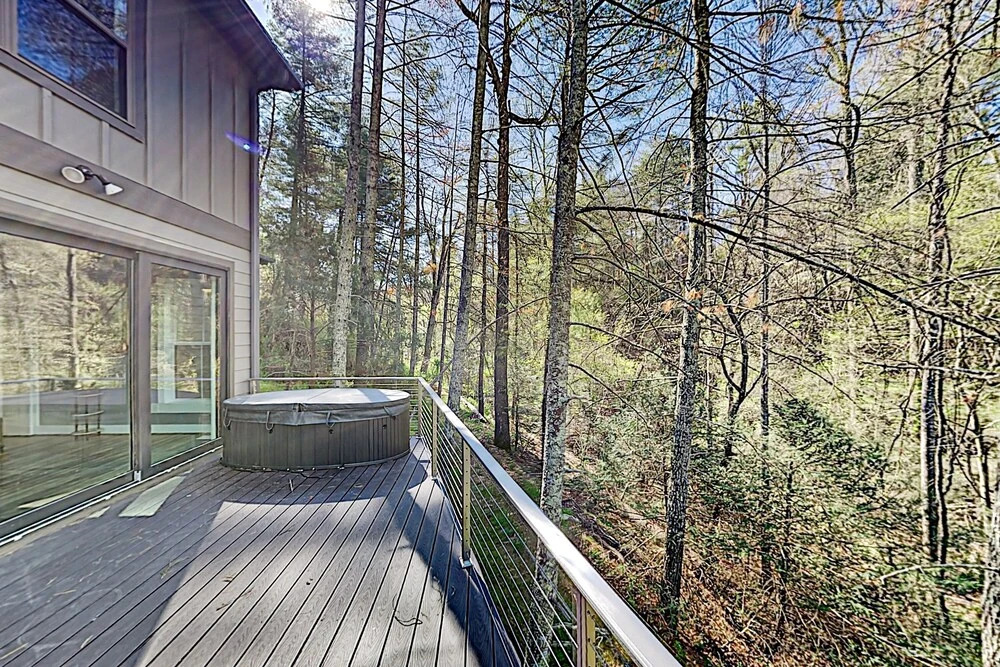 Lavish W/ Hot Tub - Near Asheville, Skiing 3 Bedroom Home