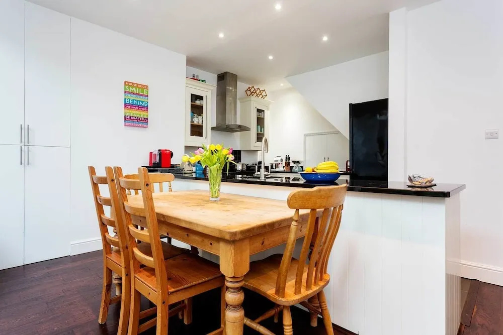 Terraced Home in Tranquil Wimbledon