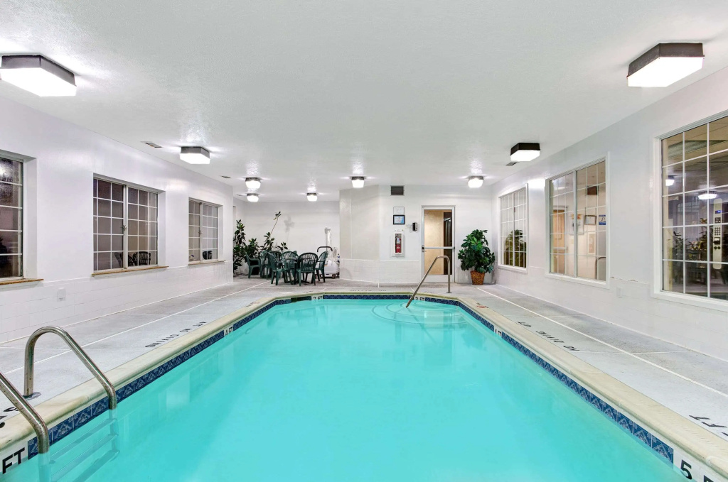 Super 8 by Wyndham Smithfield-Selma