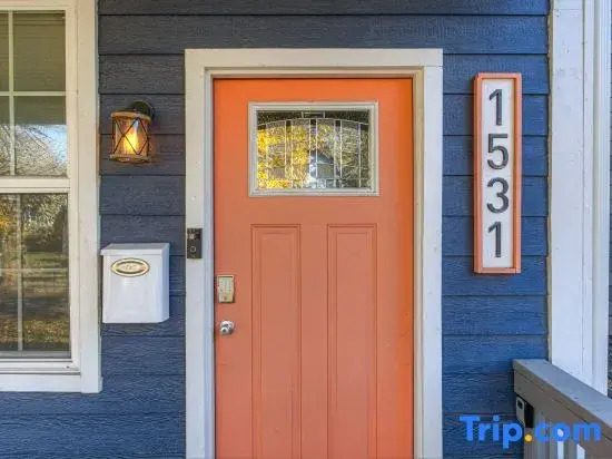 Spacious Renovated Home Near Attractions