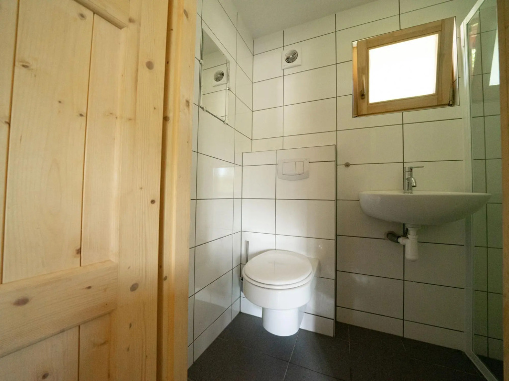 Nice chalet with combimicrowave, 20km from Utrecht