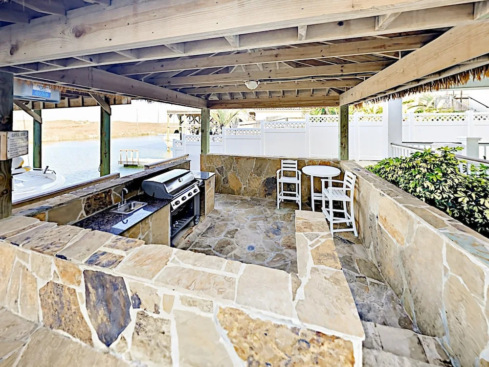 Coastal  W/ Pool, Sundeck & Boat Slip 3 Bedroom Townhouse