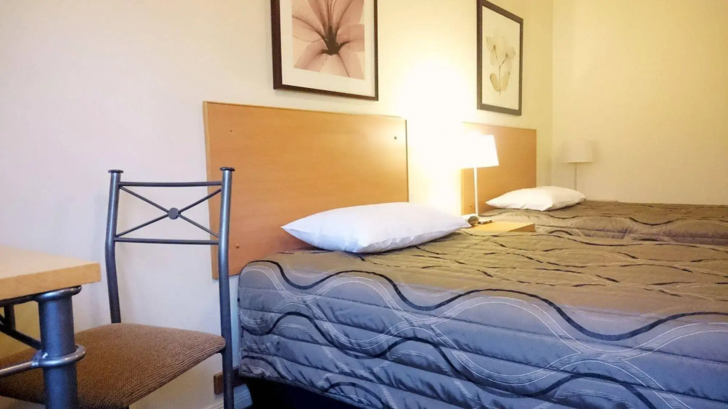 Country Roads Motor Inn