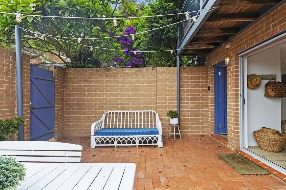 Bright Coastal Townhouse With BBQ & Courtyard