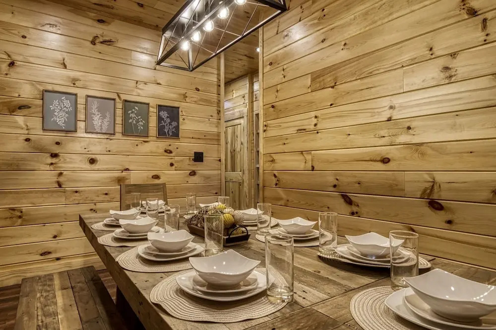 Bear Tracks Lodge 4 Bedroom Cabin by RedAwning