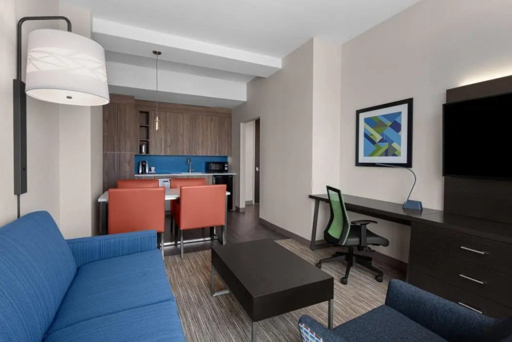 Holiday Inn Express & Suites Woodside LaGuardia Airport