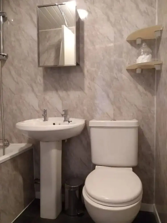 Perfect City Center Location, Parking, 4 Beds