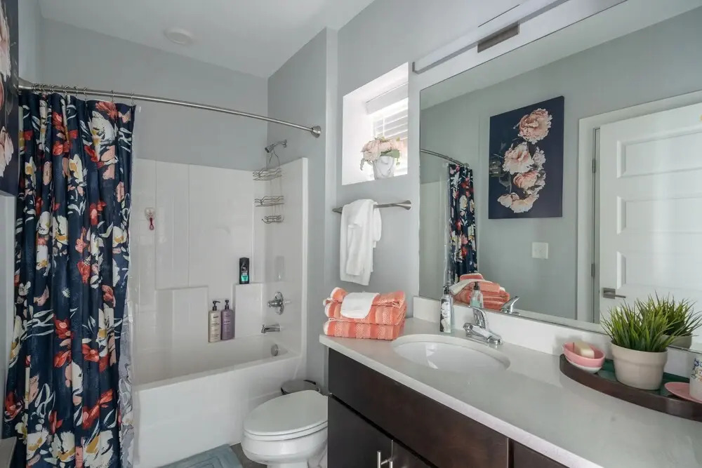 Vibrant Studio with a Deck Patio in West Nashville