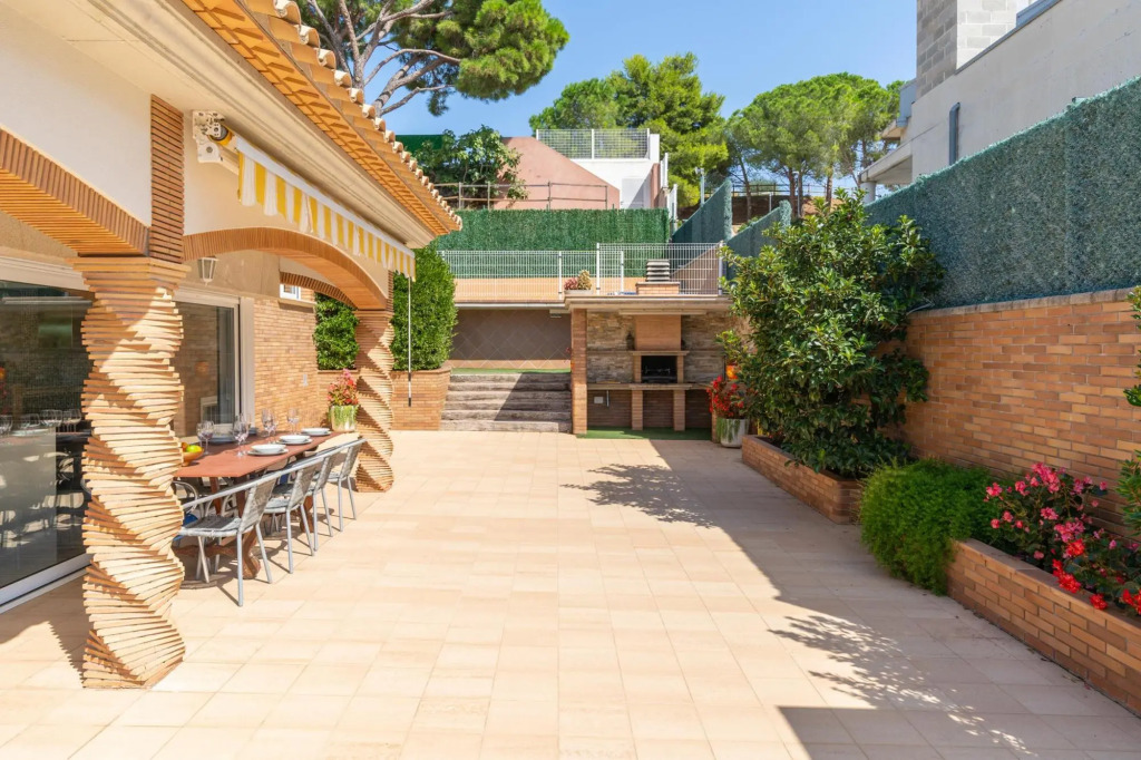 Eugenia in L'Escala with 4 bedrooms and 2 bathrooms