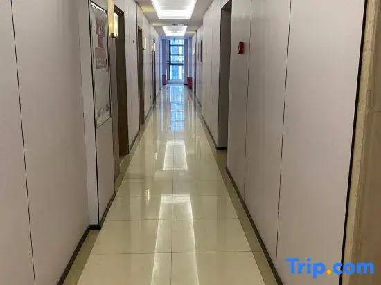 Mike E-sports Hotel (Chongqing Longhu Shidaitian Street Shiyou Road Subway Station Branch)