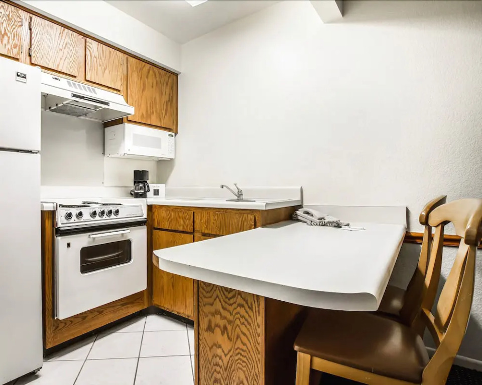American Inn and Suites