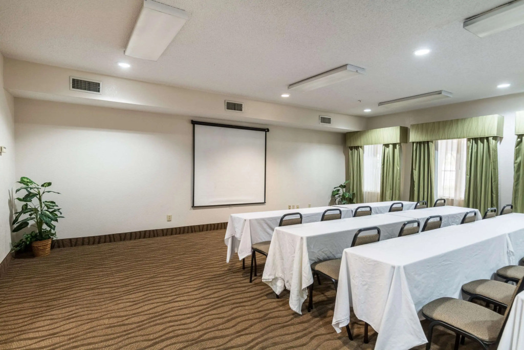 Quality Suites Burleson - Ft Worth