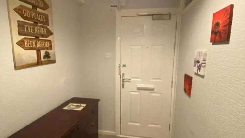 Room in Apartment - Normanton - Family Room With Balcony