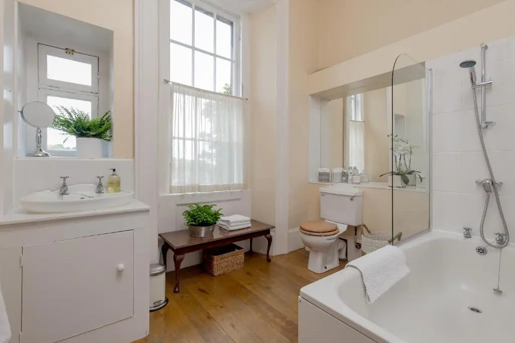 325 - Delightful 2 bedroom apartment situated in typical 18th century square