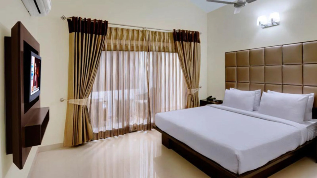 The Golden Suites & Spa, Calangute, 5 mins odd drive to the beach