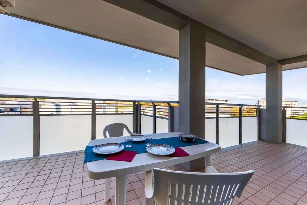 Inviting Apartment With Lateral sea View