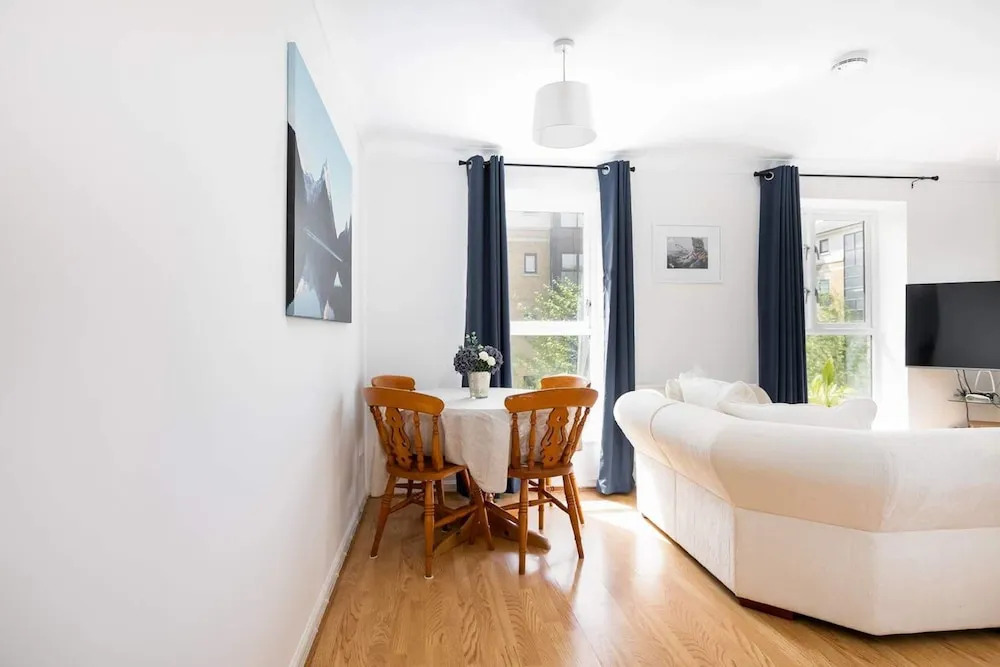 Modern 2 Bed, for up to 4, Excel/city Airport