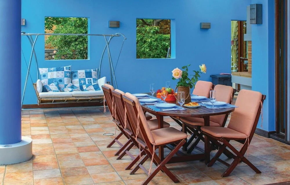 Stunning Home in Porto Rafti, Attiki With Wifi and 5 Bedrooms