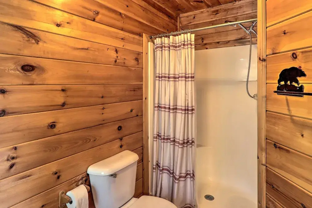 Cozy Cherry Log Cabin ~ 10 Mi to Mercier Orchards