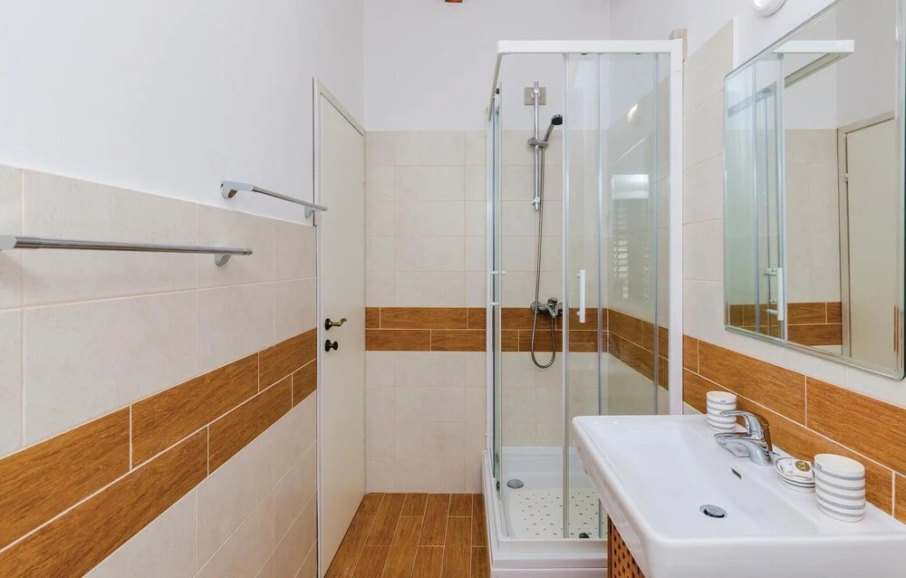 Stunning Home in Lovorno With Wifi and 5 Bedrooms
