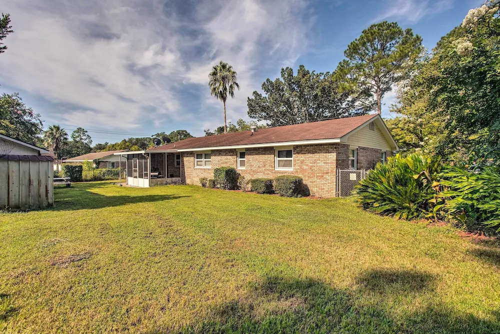Cozy Waycross House w/ Yard & Screened Patio!