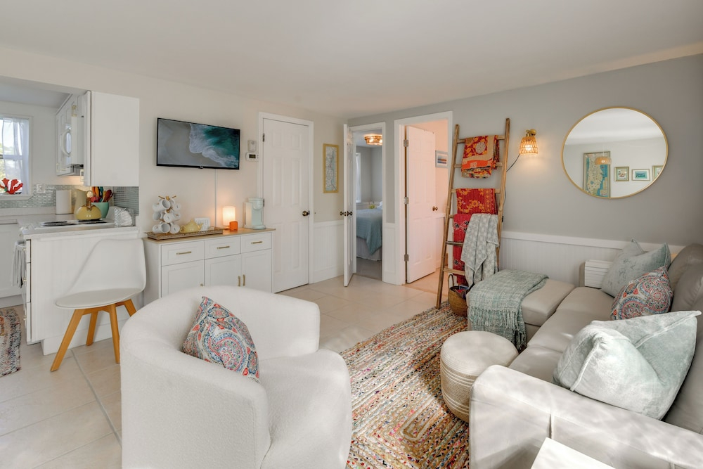 Steps to Dtwn & Bay! Snowbird Escape in Englewood
