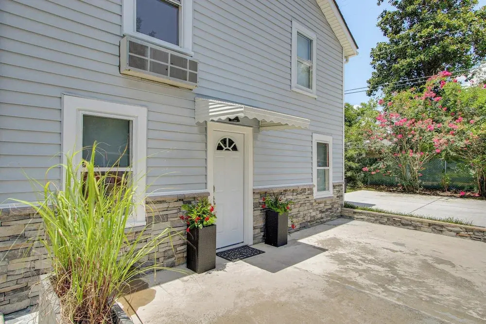 2 Mi to USC Campus: Peaceful Apartment w/ Yard