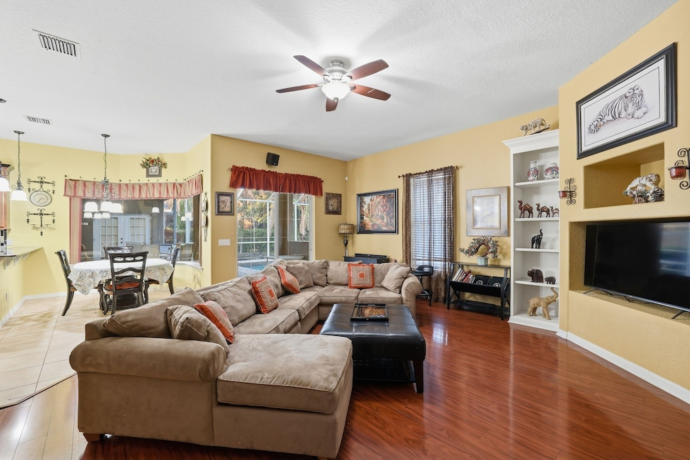 Charming 3br Oasis Comfort, Pool & Sunshine 3 Bedroom Home