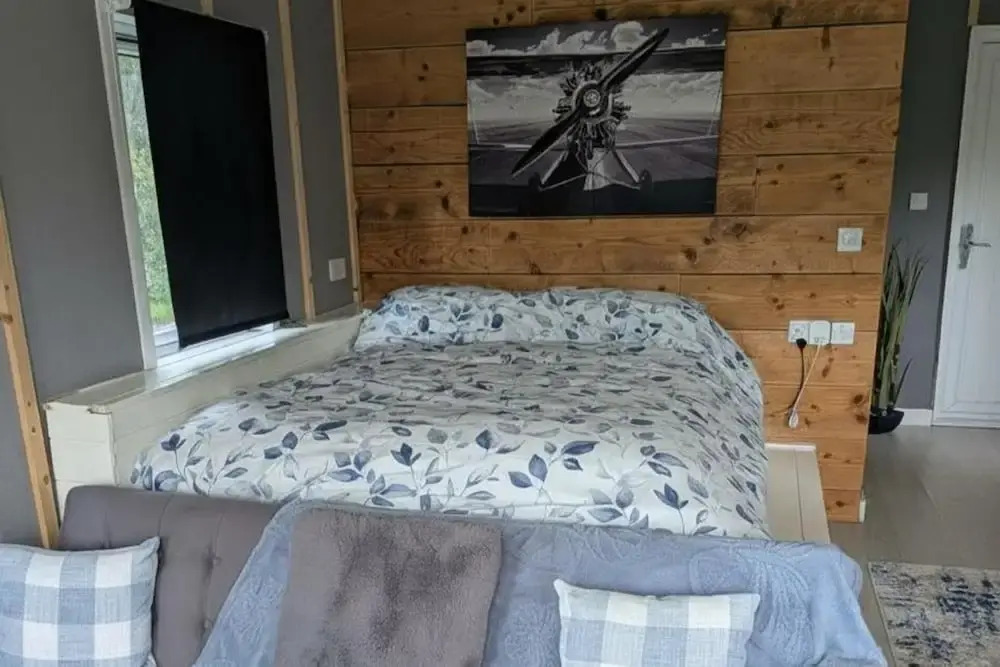 Tranquil Cabin Retreat- Sleeps 2, Parking