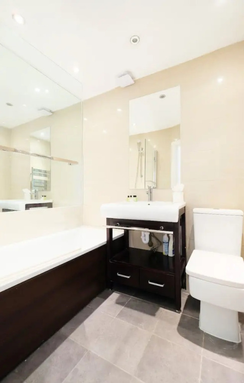 Classy, Modern 2BR Flat for 5 in Maida Hill