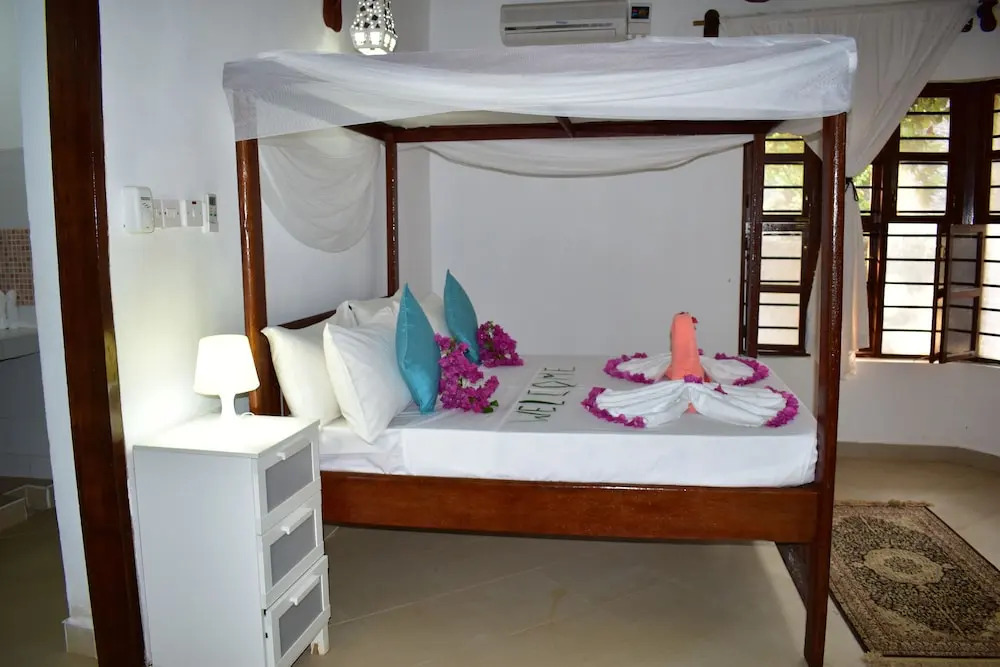 Room in Guest Room - Romantic Room With Access to Beach Ideal for 2 Guests, in Kigomani, Zanzibar