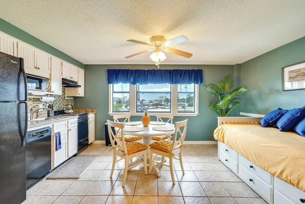 Charming Panama City Studio w/ Community Pool!