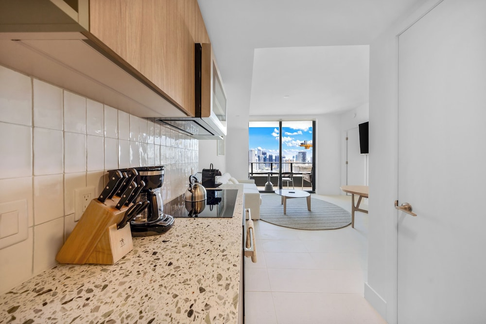 Downtown 1-BD Condo - City Views
