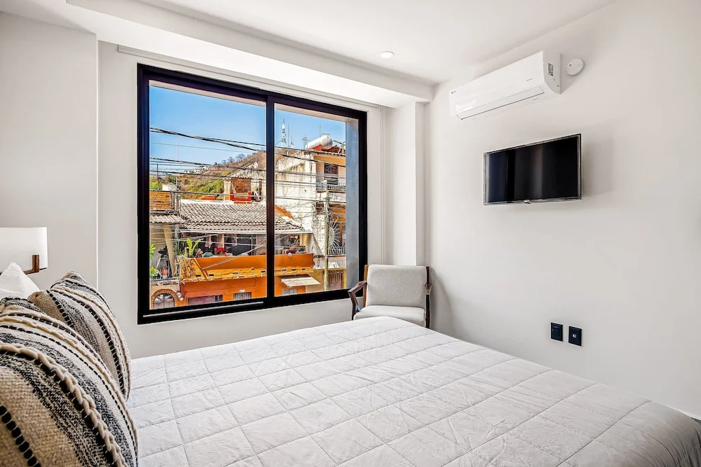 2nd-floor Condo With Heated Outdoor Pool, Grills, Balcony, W/d, AC