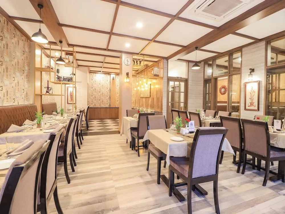 OYO 7583 Hotel Suraj Palace 1
