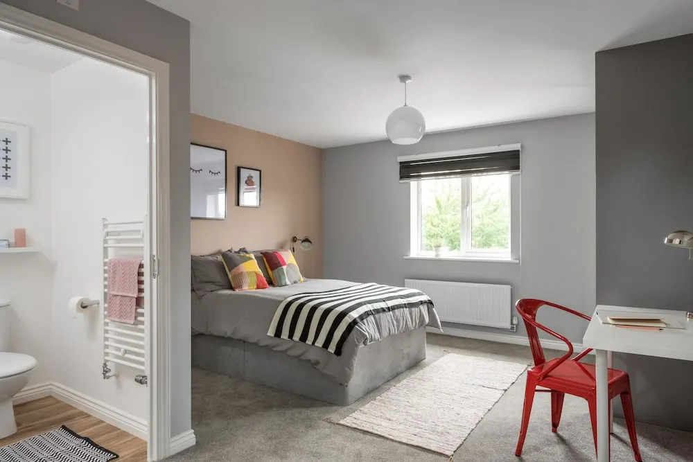 Deco Spacious Townhouse