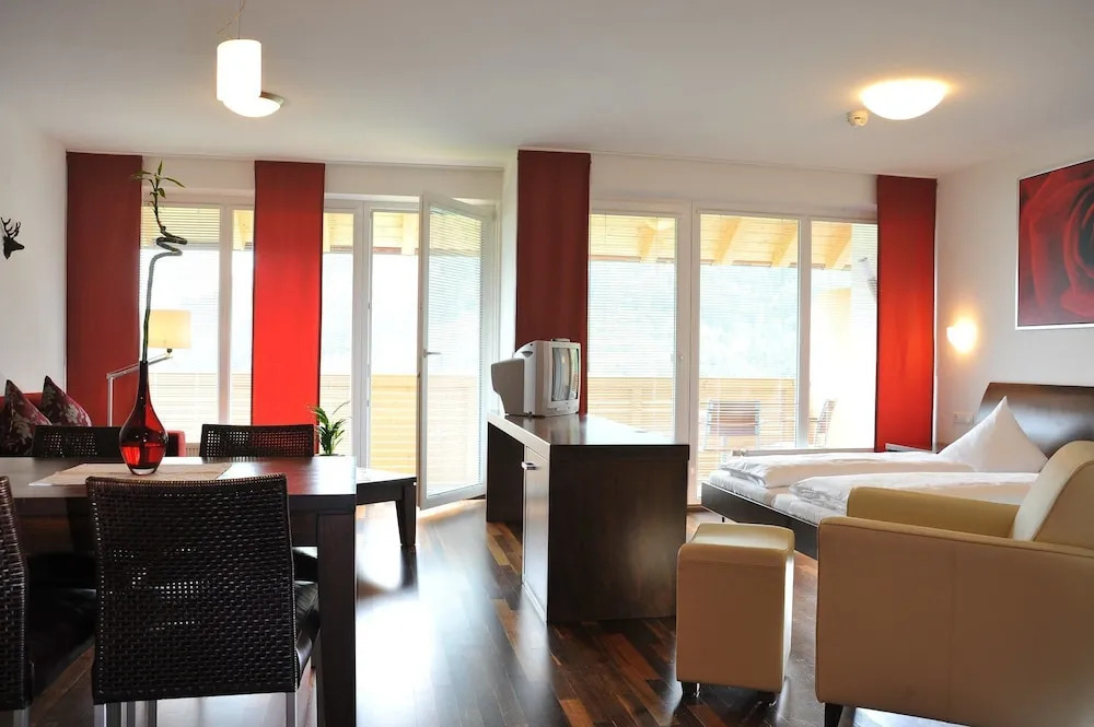 der Sonnberg Alpinlodges - Apartments mit Seeblick, privater Sauna und Self Check-In