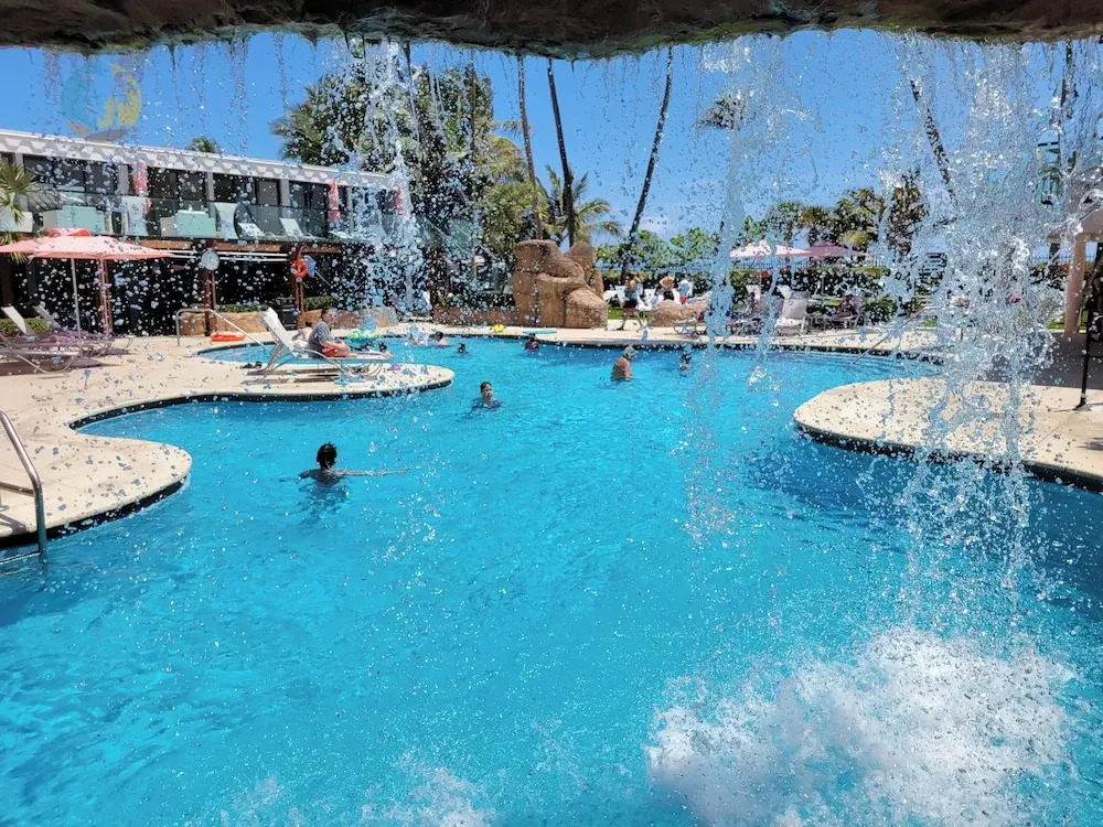 Deluxe Beach Resort - HORA RENTALS