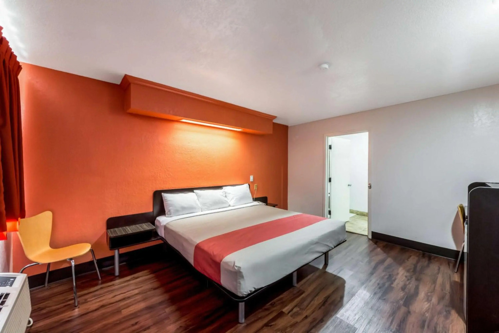Motel 6 San Antonio, TX - Frost Bank Center
