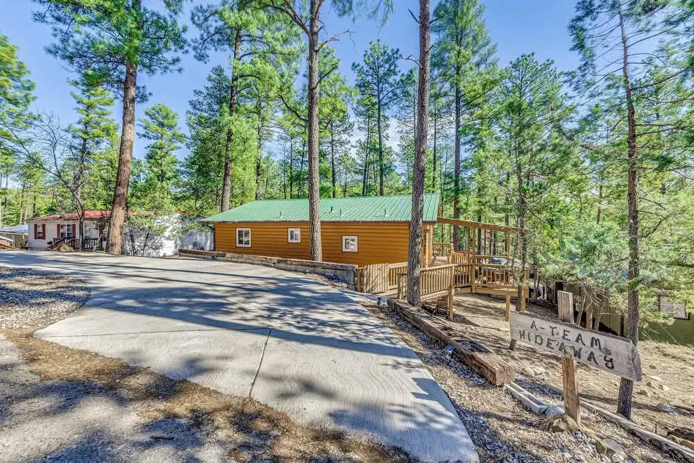 7 Mi to Ruidoso Winter Park: Quiet Cabin w/ Deck