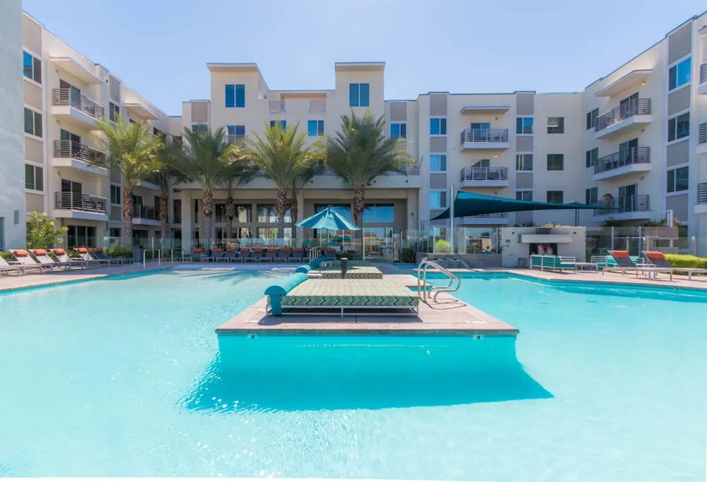 Upscale King, Pool View, Close to Kierland w/Parking (316)