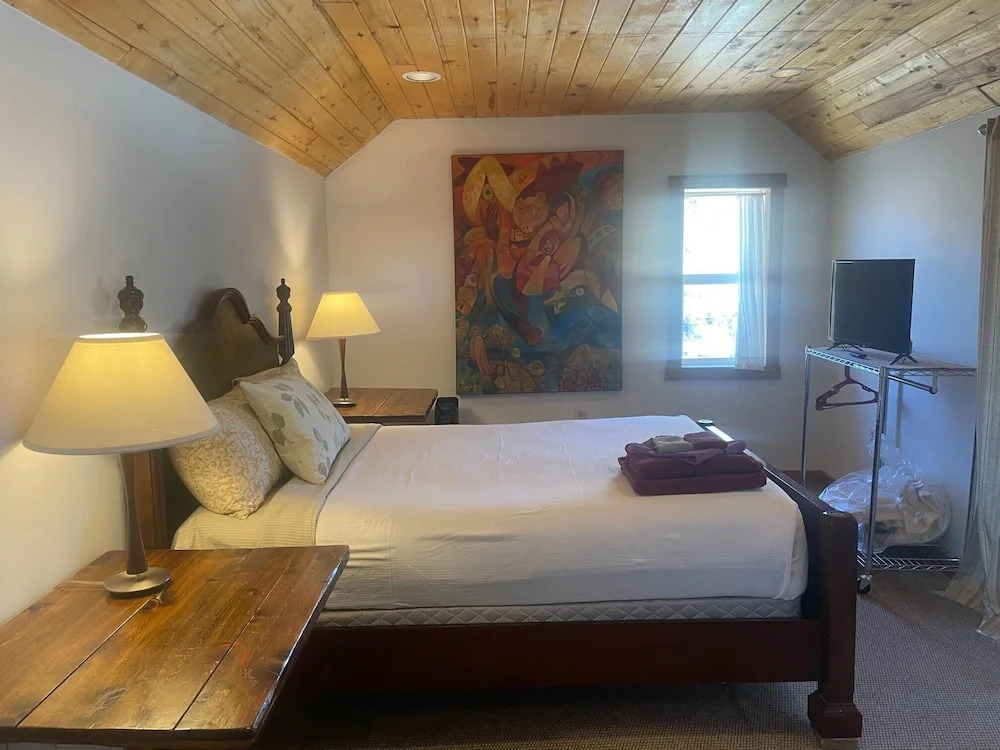 SnowMansion Taos Adventure Lodge