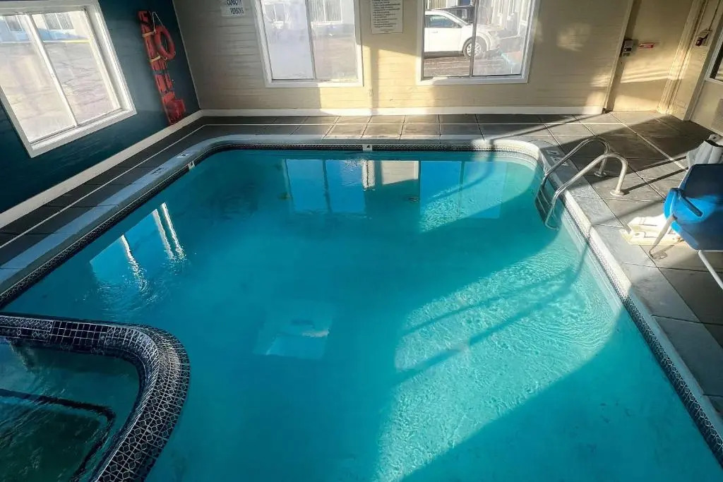 Days Inn & Suites by Wyndham Norton Shores Muskegon