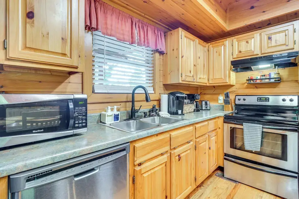 5 Mi to Gsmnp: Cabin w/ Hot Tub & Game Area