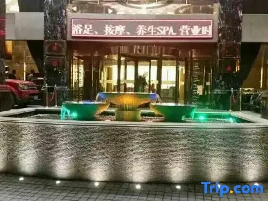 Royale Celebrity Hotel